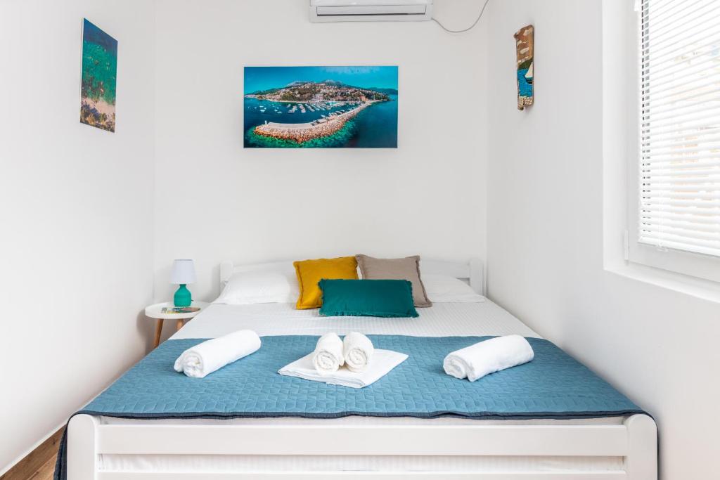 ein kleines Schlafzimmer mit einem Bett mit Handtüchern darauf in der Unterkunft Bossa nova Apartment in Herceg-Novi