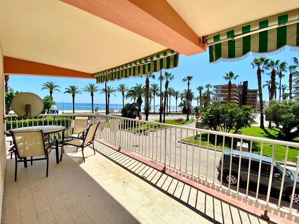 d'un balcon avec une table et des chaises et une vue sur la plage. dans l'établissement Apartamento de moderno en Salou, à Salou