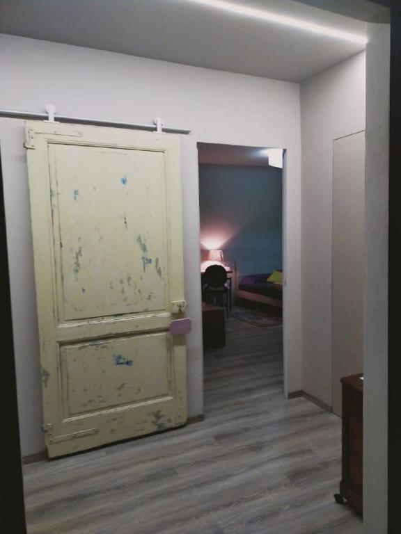 eine alte Tür in einem Zimmer mit Flur in der Unterkunft Civico51 in San Damiano dʼAsti