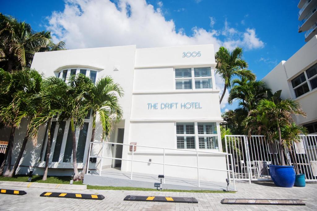 ein weißes Gebäude mit einem Schild, das die Redaktionsliste liest in der Unterkunft The Drift Hotel in Fort Lauderdale