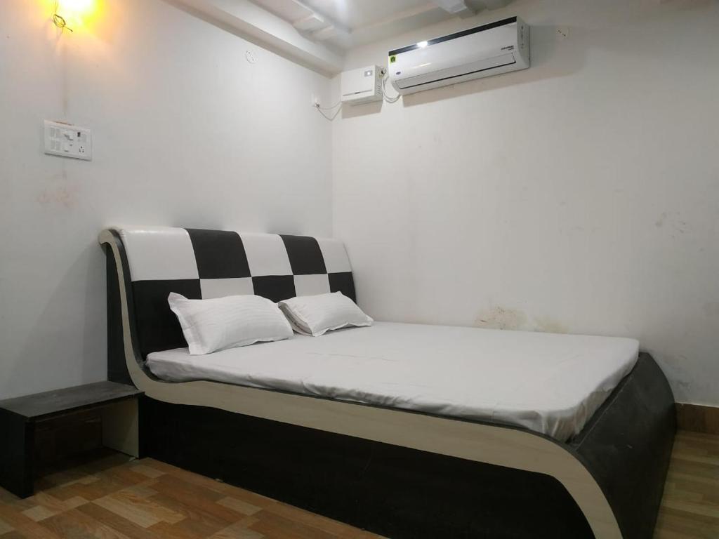 מיטה או מיטות בחדר ב-Maurya Royal