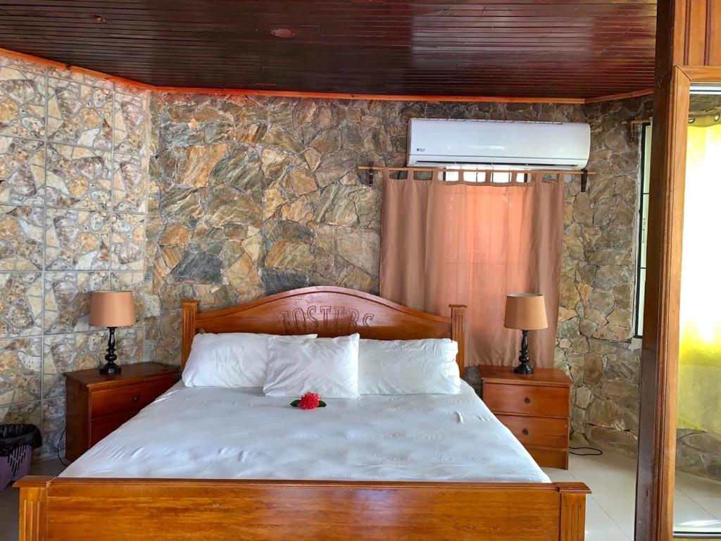 Postel nebo postele na pokoji v ubytování Fosters West Bay Resort