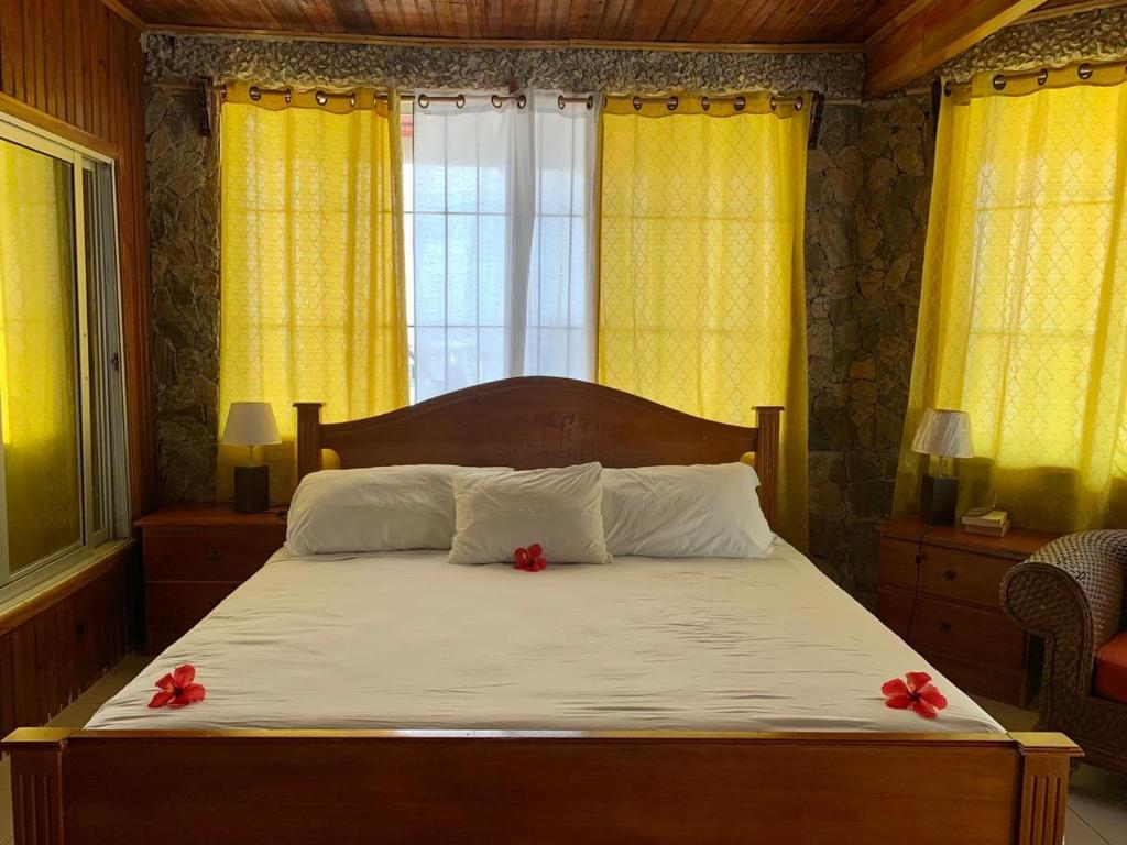 Postel nebo postele na pokoji v ubytování Fosters West Bay Resort