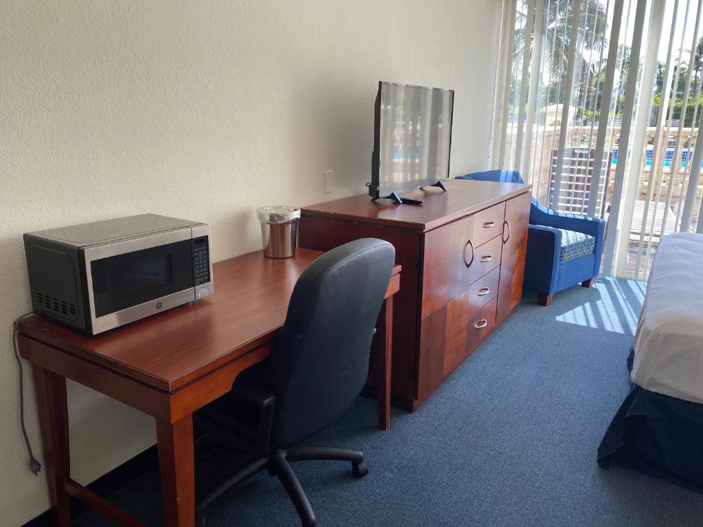 Miami Gardens Inn & Suites - King Suite Avec Balcon