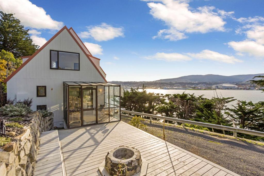 una casa con vistas al agua en Harbour Views en Dunedin