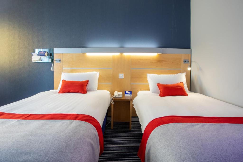 Postel nebo postele na pokoji v ubytování Holiday Inn Express Dunfermline by IHG