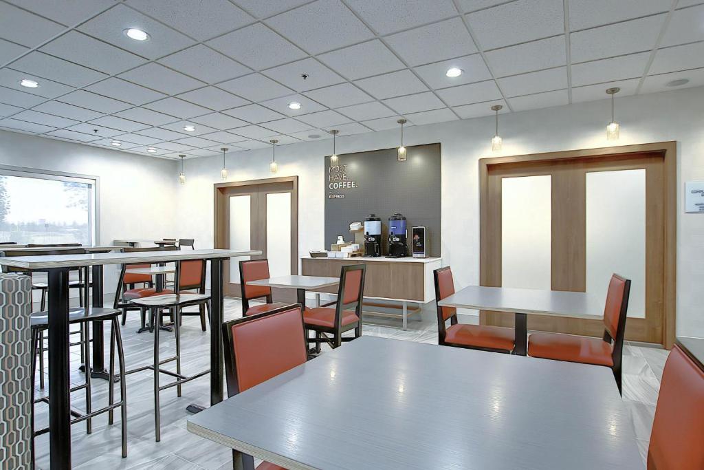 Holiday Inn Express Airport Calgary by IHG - Resim 35