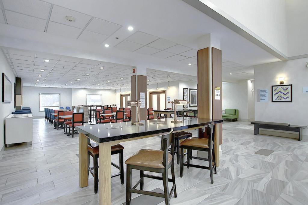 Restaurace v ubytování Holiday Inn Express Airport Calgary by IHG