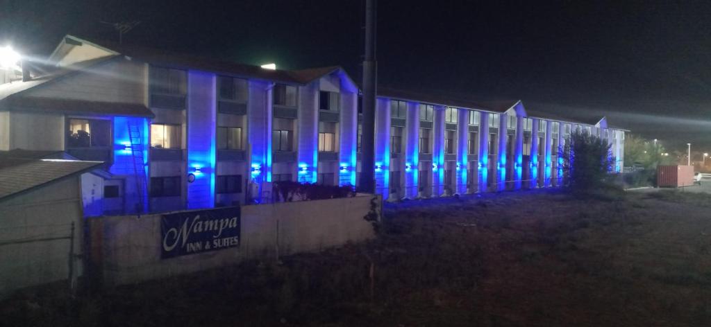 un edificio con luces azules por la noche en Nampa Inn & Suites en Nampa