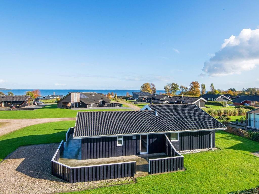 Sjølundにある6 person holiday home in Sj lundの緑地黒屋根の家