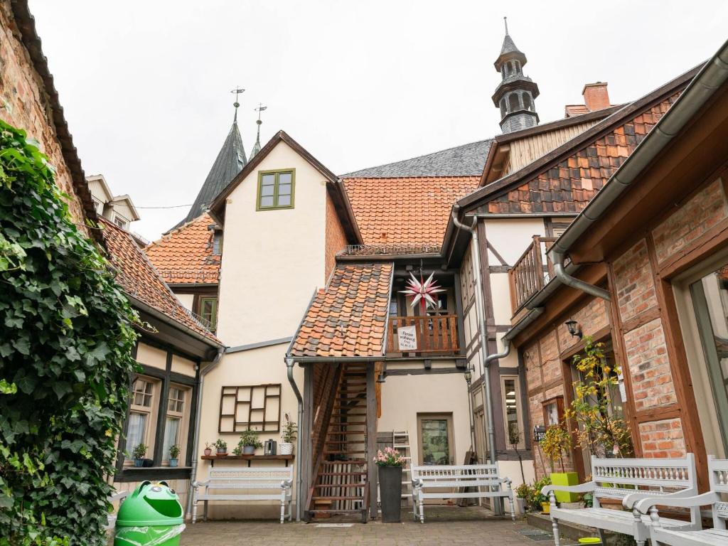 クヴェードリンブルクにあるAttractive Apartment in Quedlinburgの中世の町ブラショフの古い建物