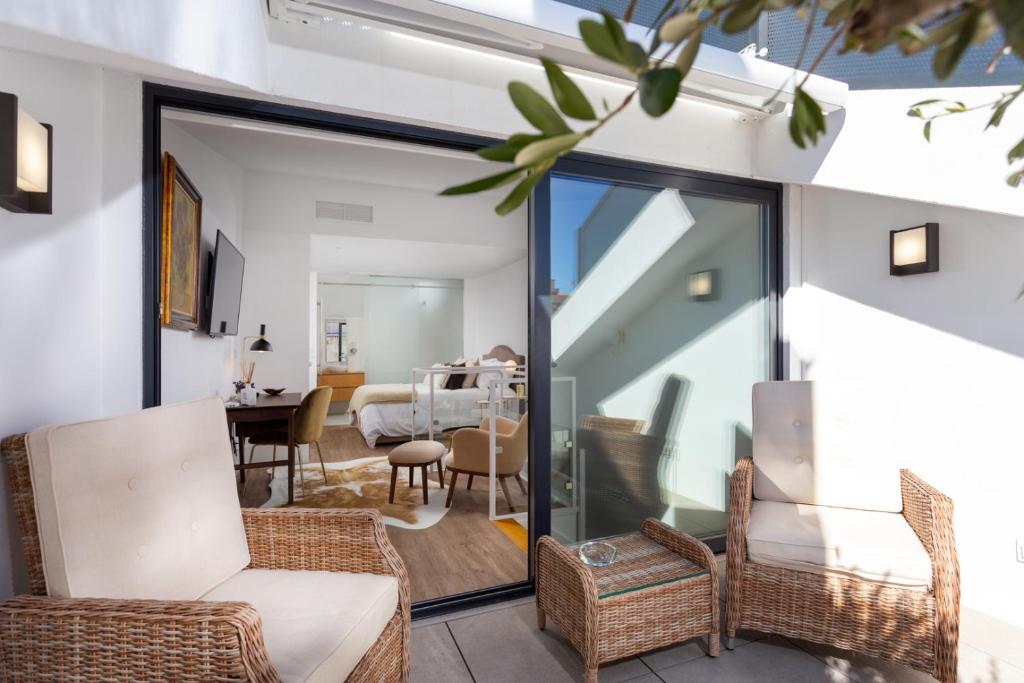 uma sala de estar com cadeiras e uma sala de jantar em STUPENDO-Three Rooms-Suite with Terrace -Center -Air conditioning-Free Park em Lisboa
