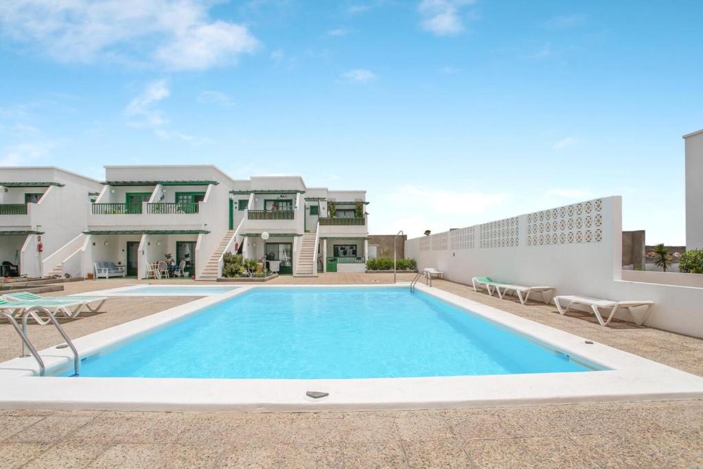 une image d'une piscine dans une maison dans l'établissement One bedroom apartement at Tias 500 m away from the beach with shared pool furnished terrace and wifi, à Tías
