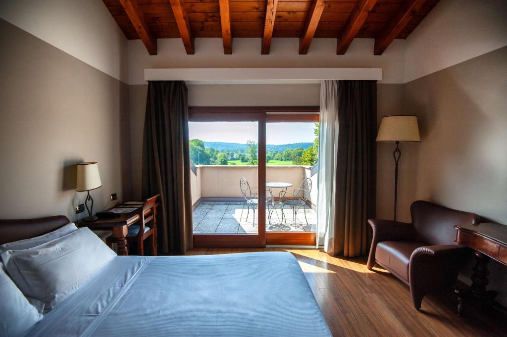 sypialnia z łóżkiem i widokiem na patio w obiekcie Hotel Horizon Wellness & Spa Resort - Best Western Signature Collection w mieście Varese