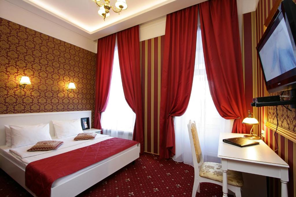 een hotelkamer met een bed en een televisie bij Hotel Litera in Dnipro