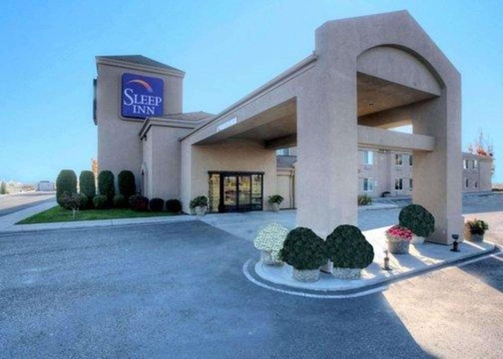 a building with a sign for a sleep inn at Sleep Inn Pasco Tri -Cities in Pasco