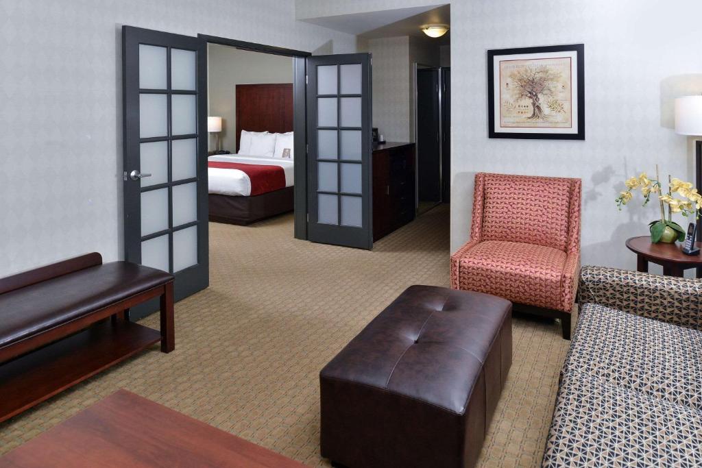 Postel nebo postele na pokoji v ubytování Comfort Suites Airport Tukwila Seattle