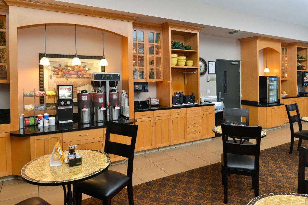 Kuchyň nebo kuchyňský kout v ubytování Comfort Suites Airport Tukwila Seattle