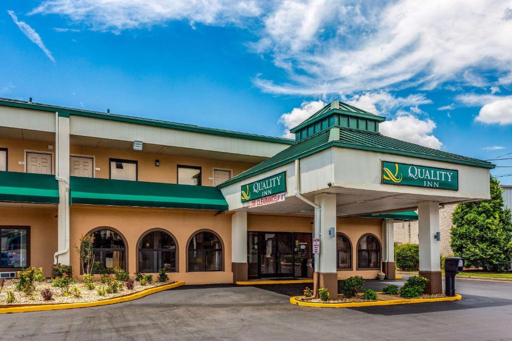 a front view of a hotel with a parking lot at Quality Inn in Bowling Green