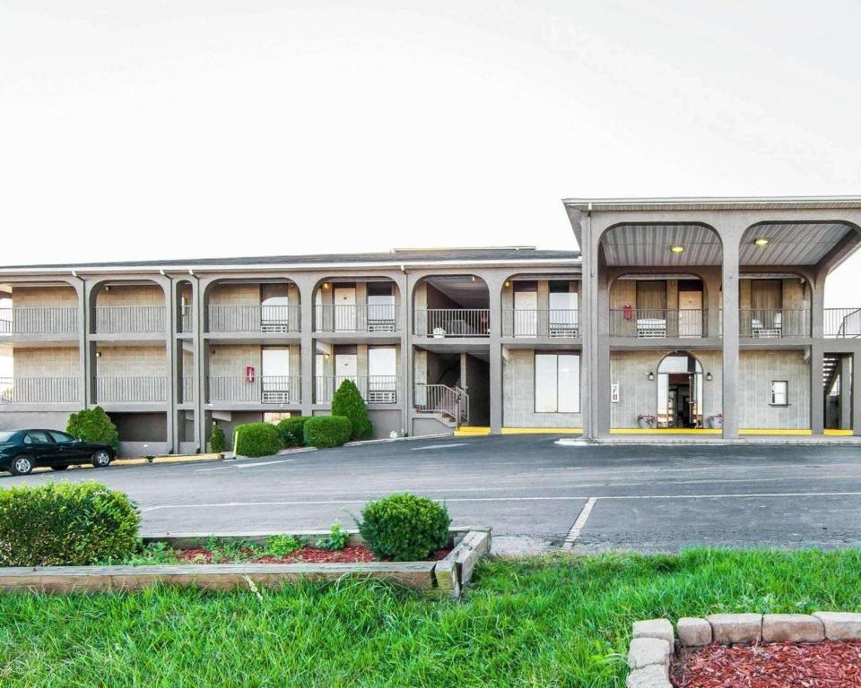 an empty parking lot in front of a building at Quality Inn in Maysville