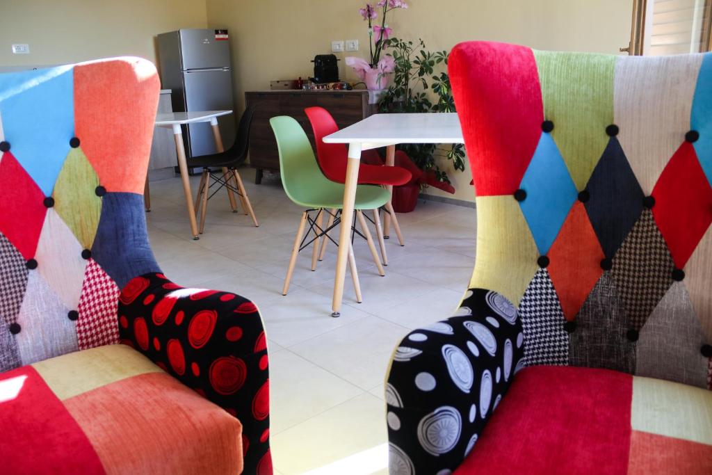 Una habitación con dos sillas con calcetines. en B&B La Quiete, en Recanati