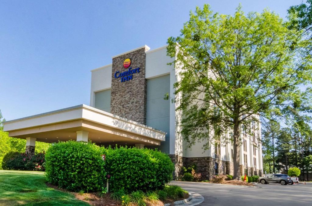 een weergave van de voorkant van een colgate hotel bij Comfort Inn Raleigh Midtown in Raleigh