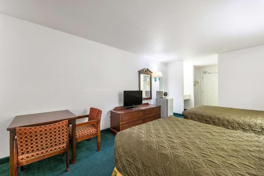 Postel nebo postele na pokoji v ubytování Rodeway Inn Decatur