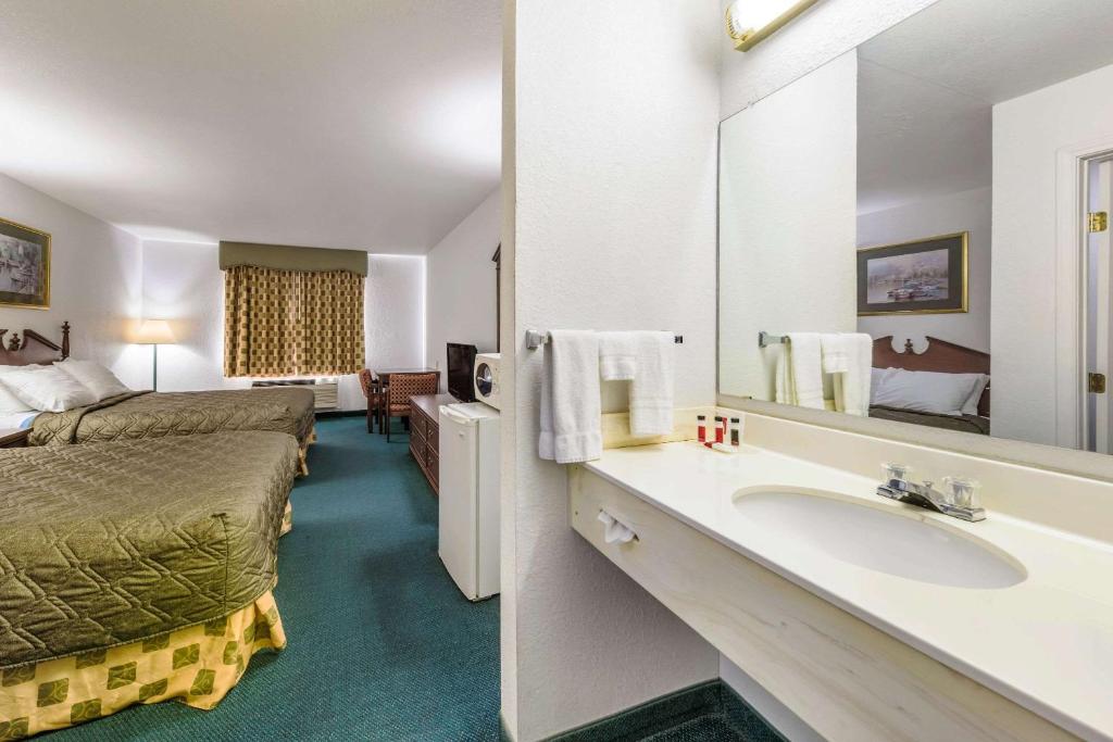 Postel nebo postele na pokoji v ubytování Rodeway Inn Decatur