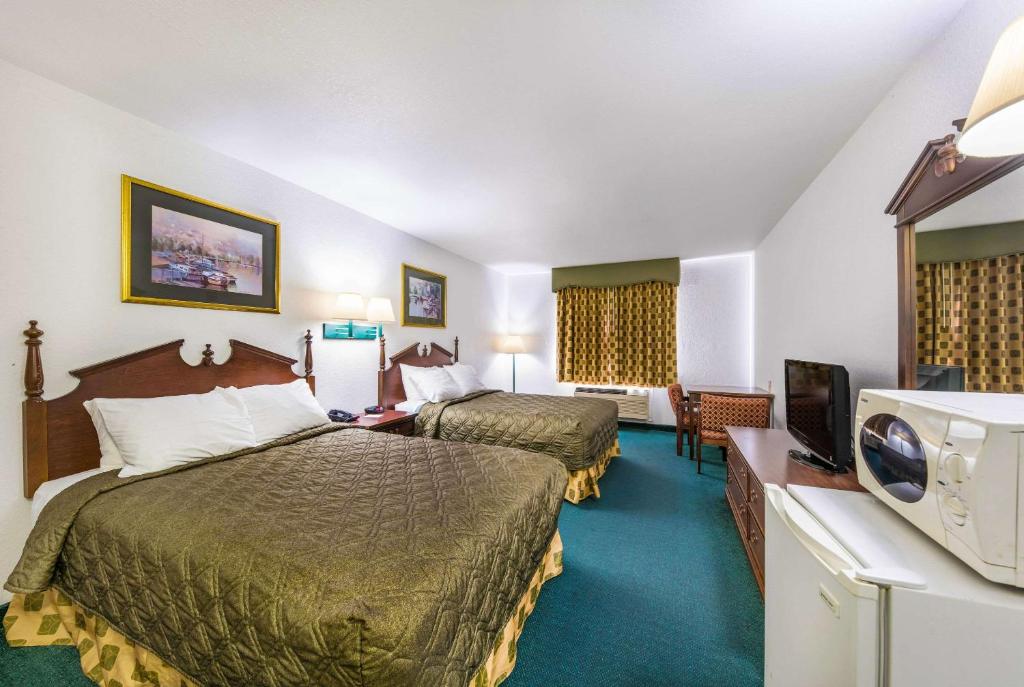 Postel nebo postele na pokoji v ubytování Rodeway Inn Decatur