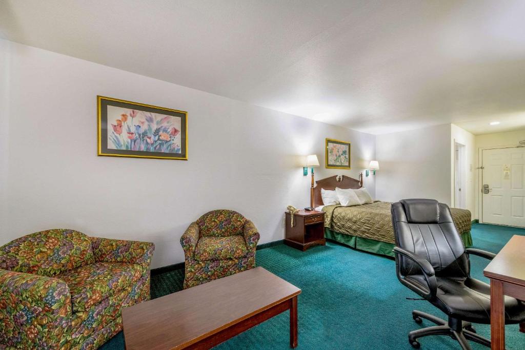 Posezení v ubytování Rodeway Inn Decatur