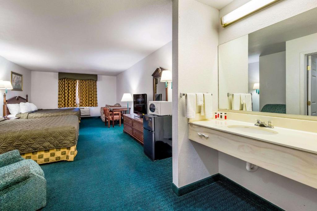 Postel nebo postele na pokoji v ubytování Rodeway Inn Decatur