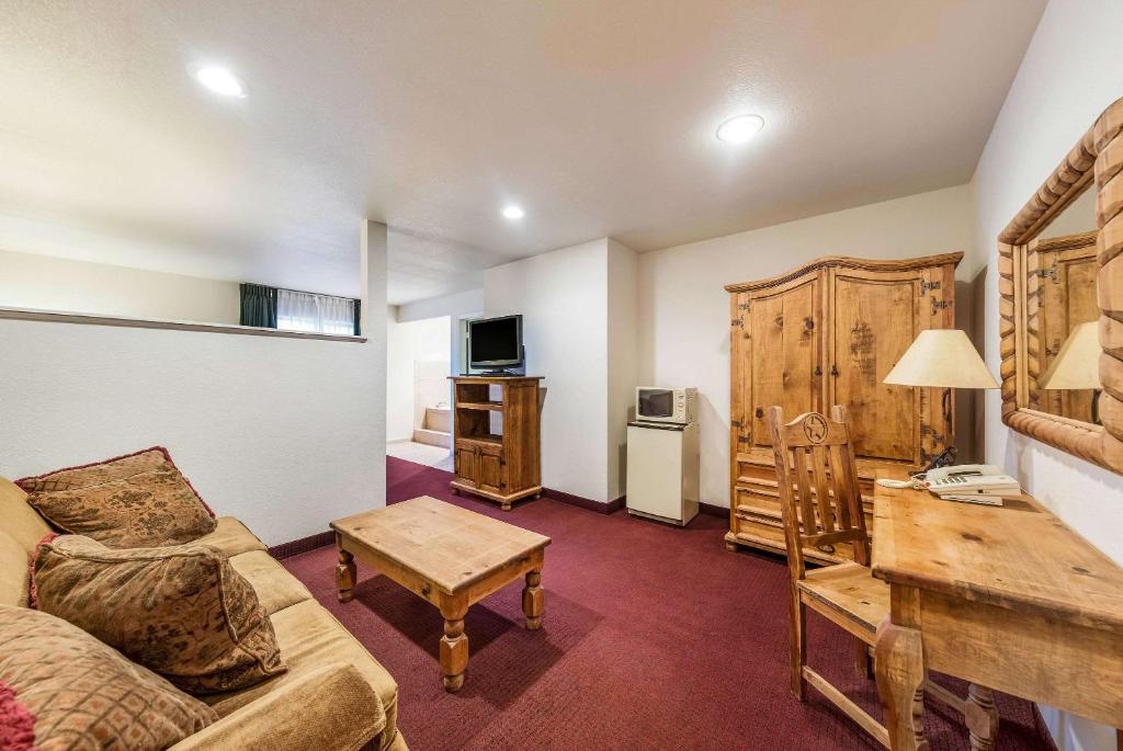 Posezení v ubytování Rodeway Inn Decatur