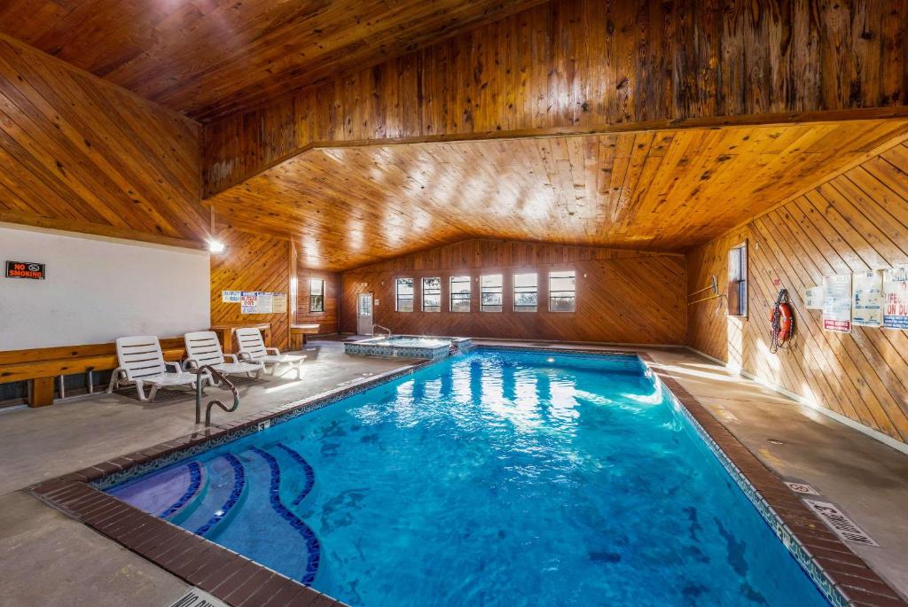 Bazén v ubytování Rodeway Inn Decatur nebo v jeho okolí