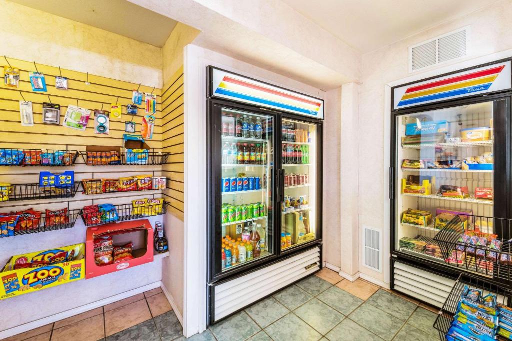 Supermarket nebo jiné obchody v  hotelu nebo okolí