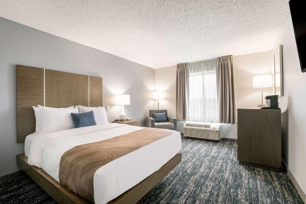 Postel nebo postele na pokoji v ubytování Quality Inn