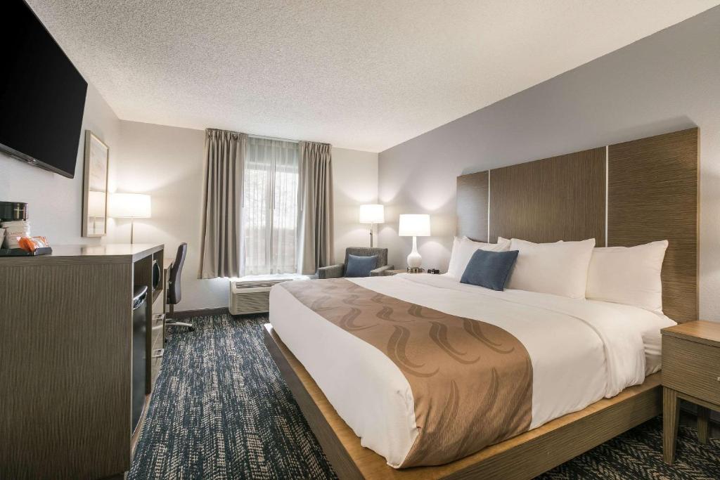 Postel nebo postele na pokoji v ubytování Quality Inn