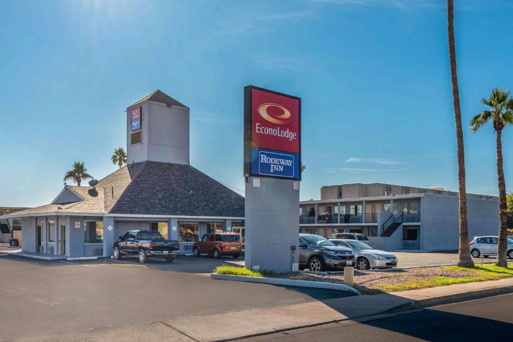 una señal de gasolinera frente a un hotel en Econo Lodge Phoenix North I-17, en Phoenix