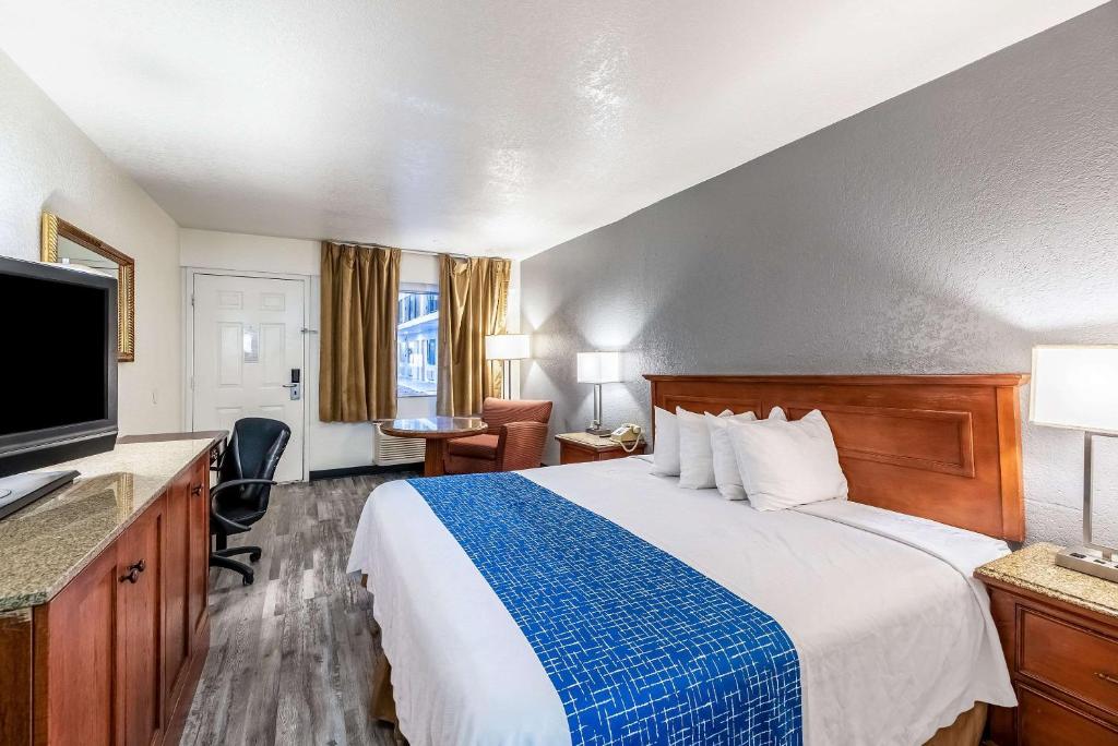 TV a/nebo společenská místnost v ubytování Econo Lodge Phoenix North I-17