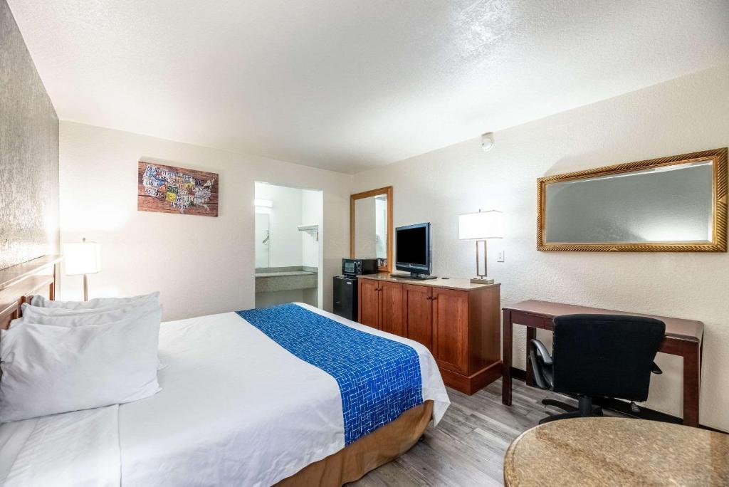 Postel nebo postele na pokoji v ubytování Econo Lodge Phoenix North I-17