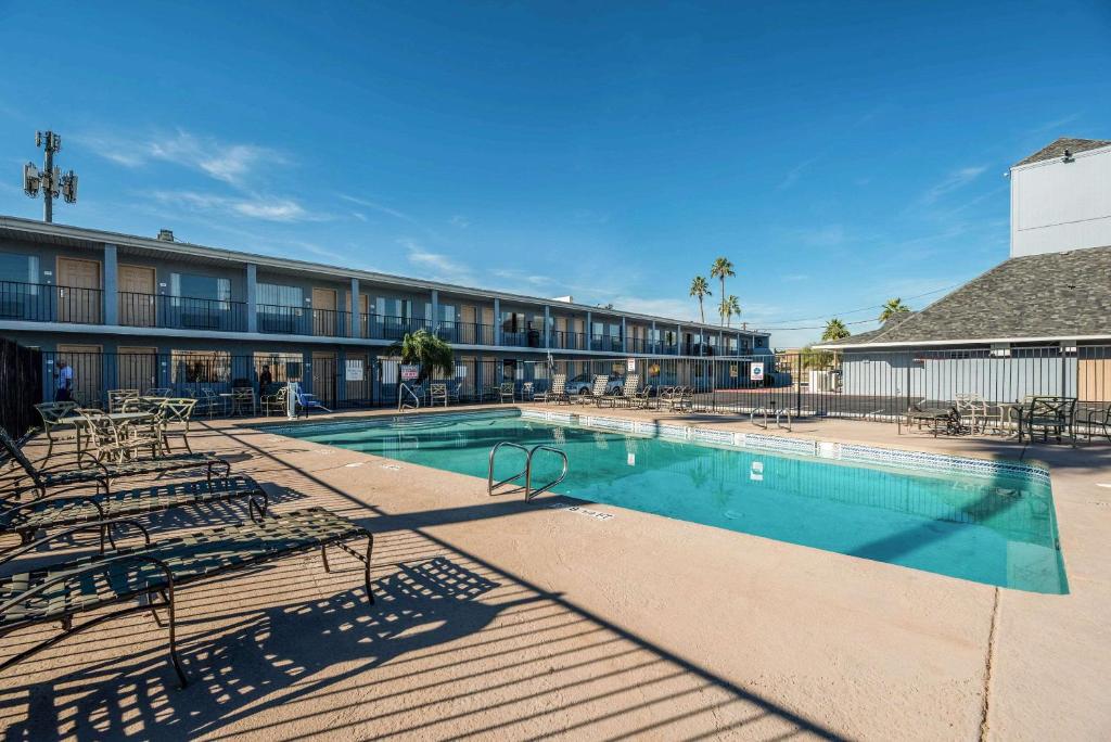 Bazén v ubytování Econo Lodge Phoenix North I-17 nebo v jeho okolí
