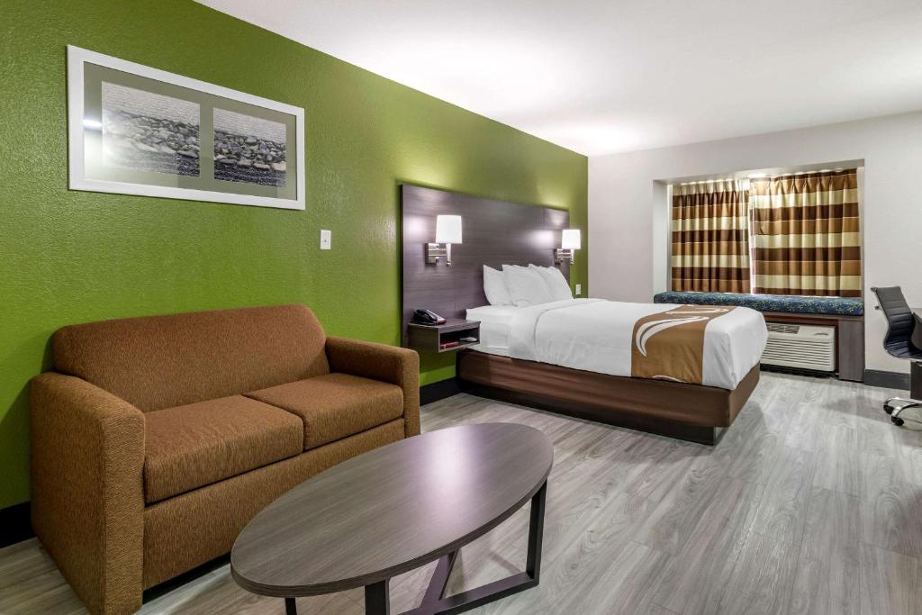 Гостиная зона в Quality Inn & Suites Longview I-20