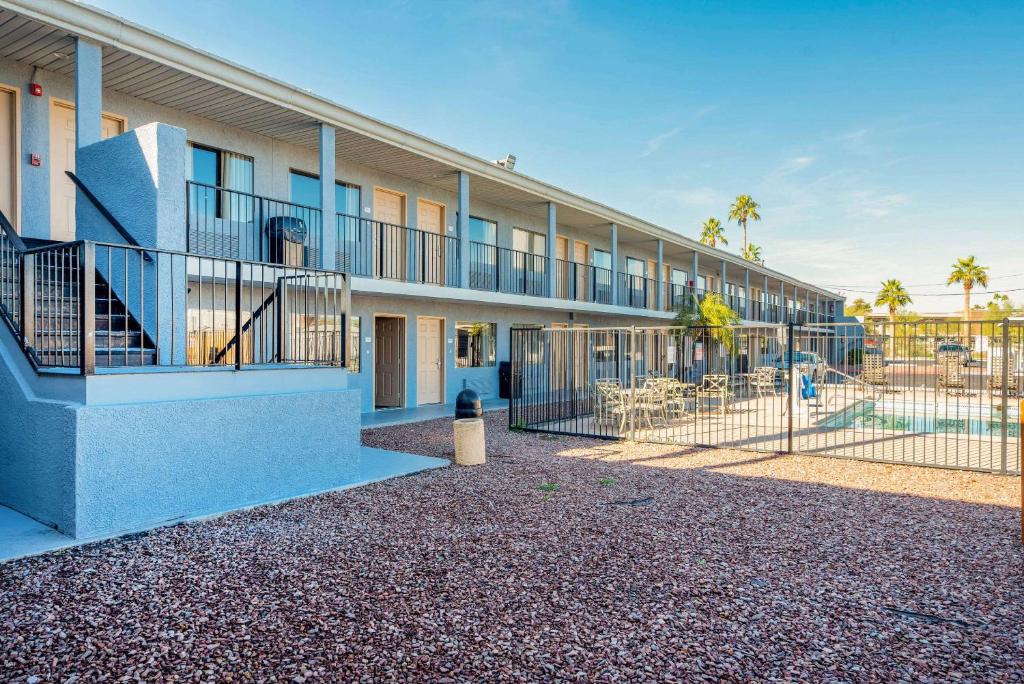 Bazén v ubytování Rodeway Inn Phoenix North I-17 nebo v jeho okolí