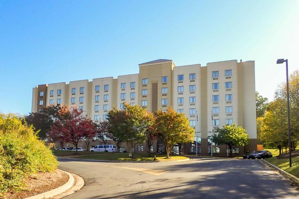 巴爾的摩的住宿－Sleep Inn & Suites BWI Airport，前面有一条路的大建筑