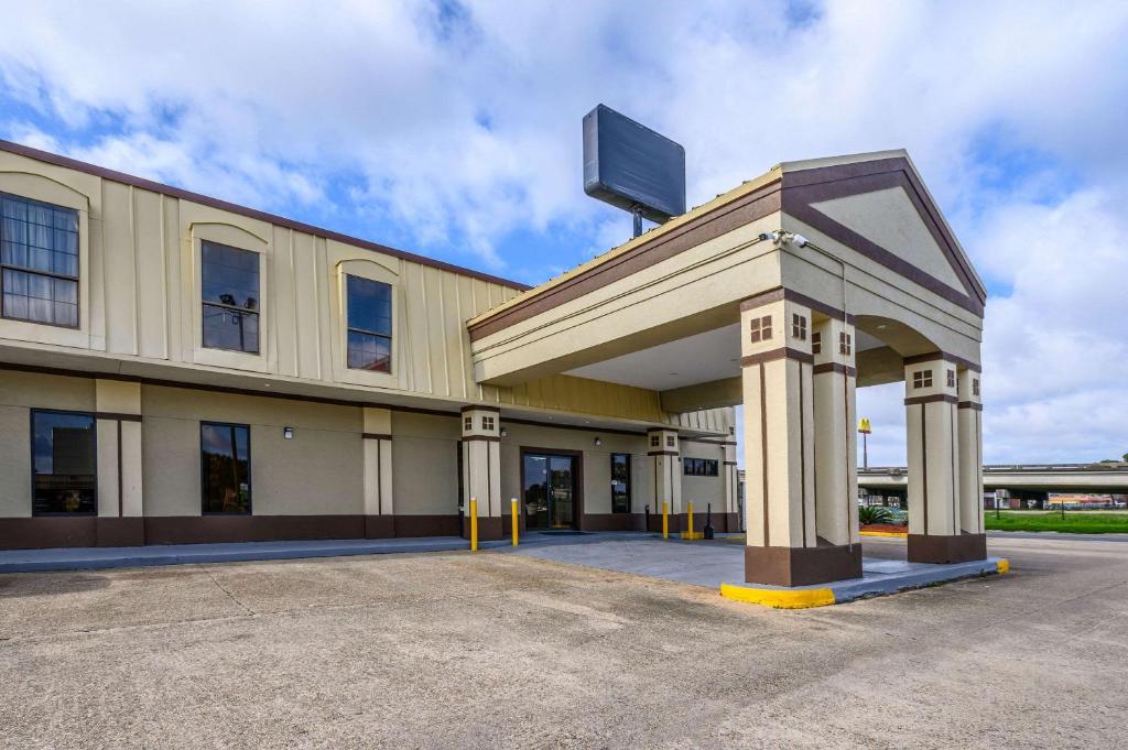 un grand bâtiment avec un panneau en haut dans l'établissement Quality Inn New Orleans I-10 East, à La Nouvelle-Orléans