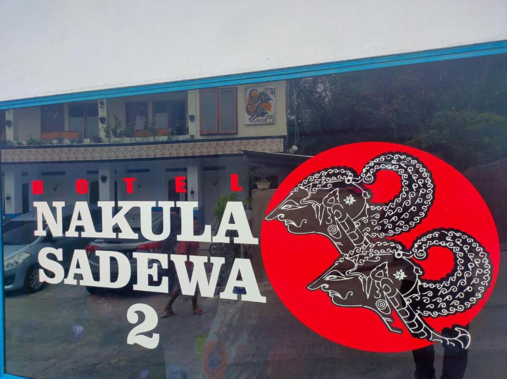 un cartel con una serpiente delante de un edificio en Hotel Nakula Sadewa 2 Bandungan, en Semarang