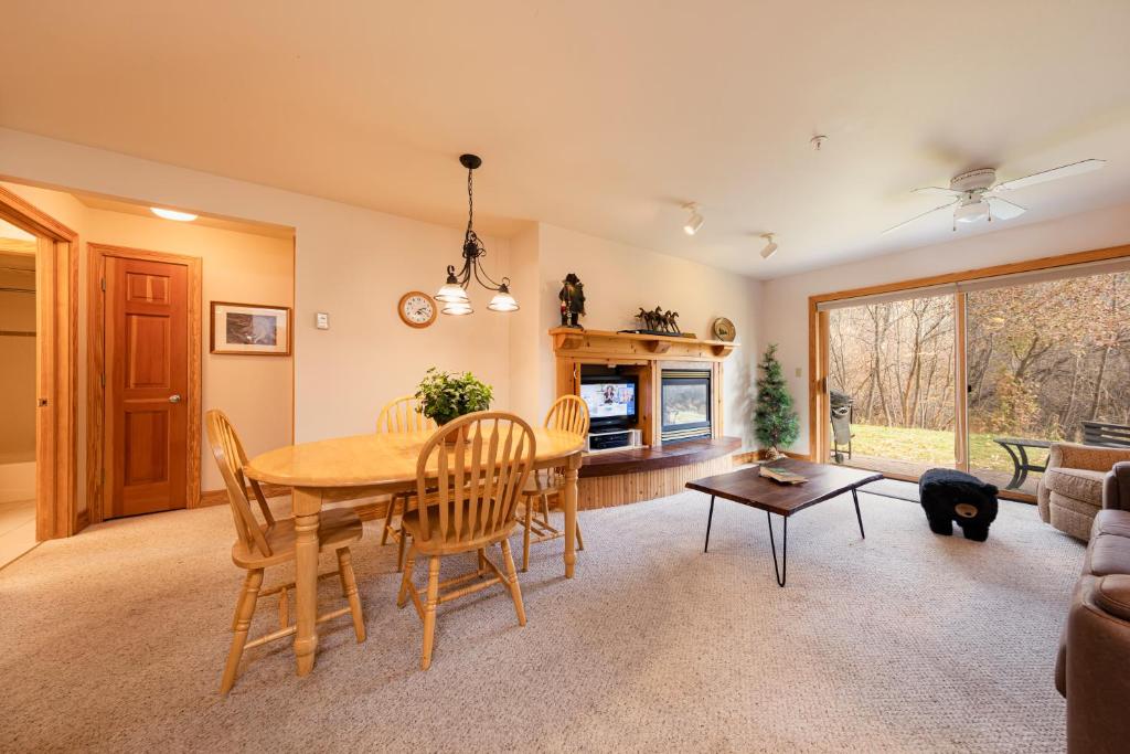 ein Wohnzimmer mit einem Tisch, Stühlen und einem Sofa in der Unterkunft Targhee Rentals 414 Teton Creek Resort Driggs ID in Driggs