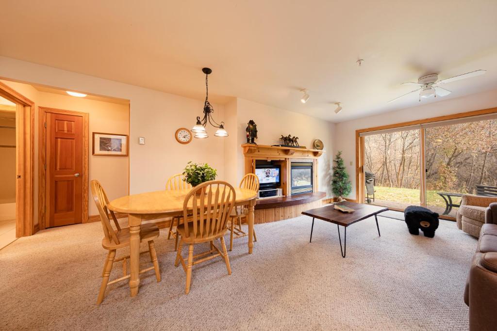 Una sala de estar con una mesa y sillas y un sofá. en Targhee Rentals 414 Teton Creek Resort Driggs ID, en Driggs