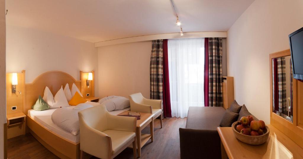 Posteľ alebo postele v izbe v ubytovaní Geniesserhotel Messnerwirt Olang