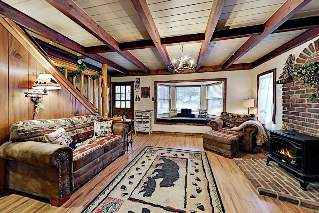 New Listing! Alpine Bungalow With Private Hot Tub Cabin, Big Bear Lake, Statele Unite ale Americii