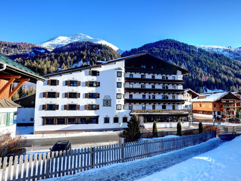 Nespecifikovaný výhled na hory nebo výhled na hory při pohledu z hotelu